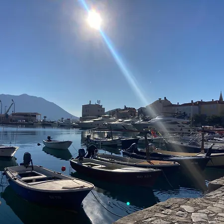 Plaza Stari Grad Pjena Od Mora Budva